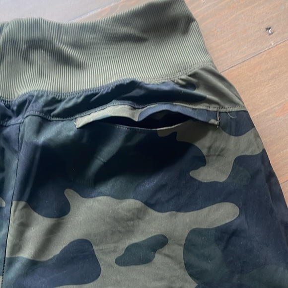 Women’s running camo shorts. Never worn - Picture 8 of 9